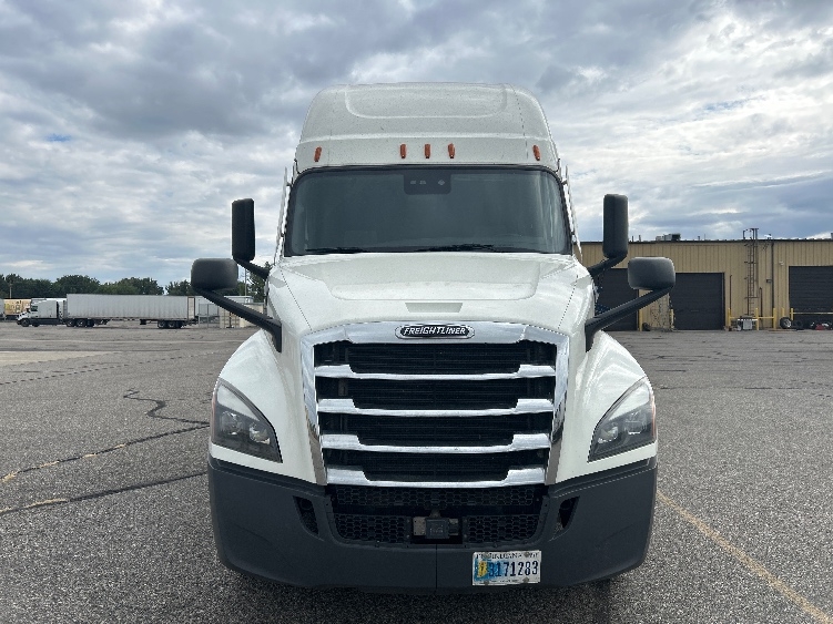 Used 2022 Freightliner Cascadia - photo 2