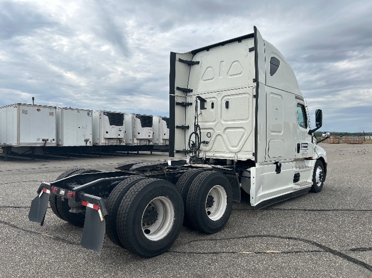 Used 2022 Freightliner Cascadia - photo 9