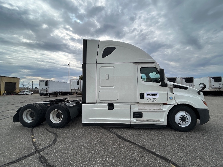 Used 2022 Freightliner Cascadia - photo 10