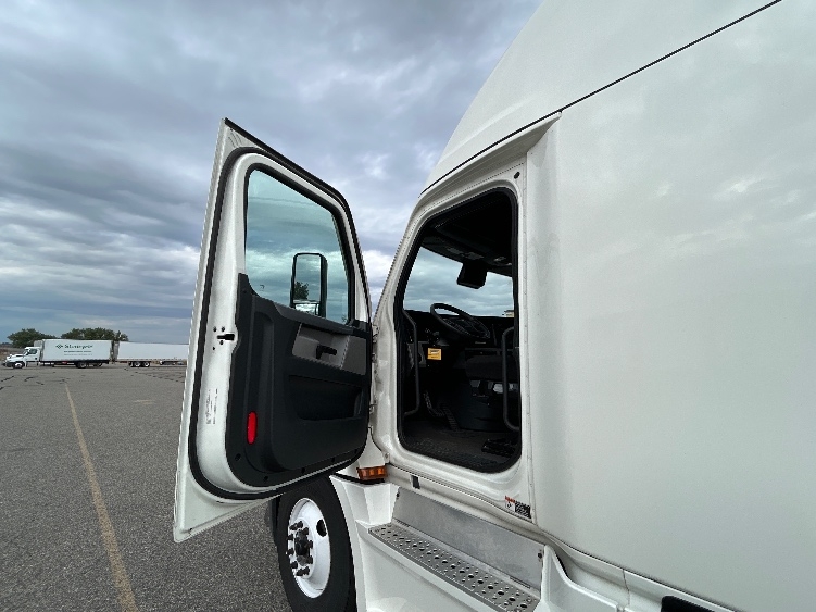 Used 2022 Freightliner Cascadia - photo 11