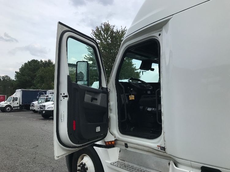 Used 2022 Freightliner Cascadia - photo 11