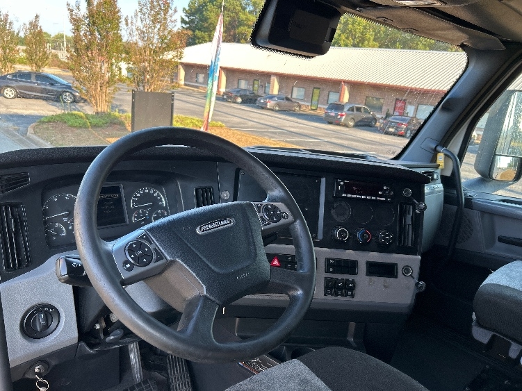 Used 2022 Freightliner Cascadia - photo 12