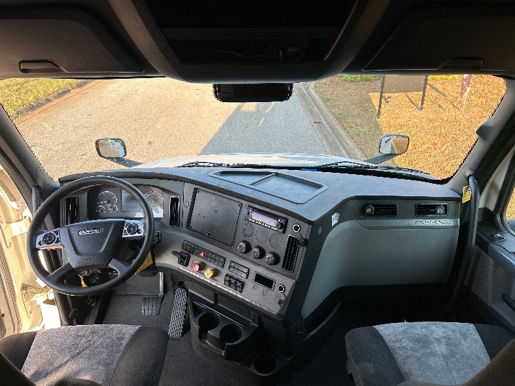 Used 2022 Freightliner Cascadia - photo 14