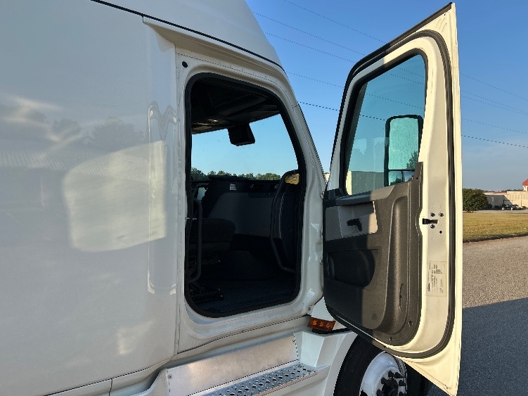 Used 2022 Freightliner Cascadia - photo 15
