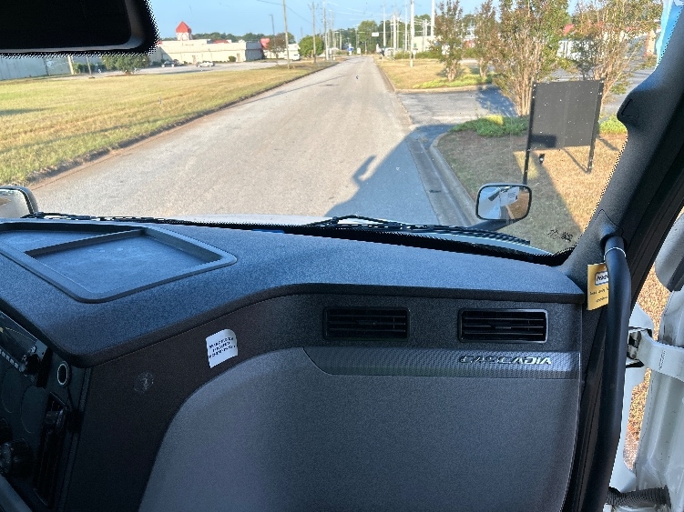 Used 2022 Freightliner Cascadia - photo 16