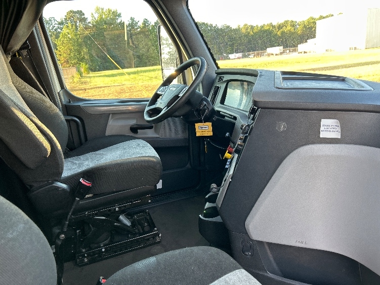 Used 2022 Freightliner Cascadia - photo 17
