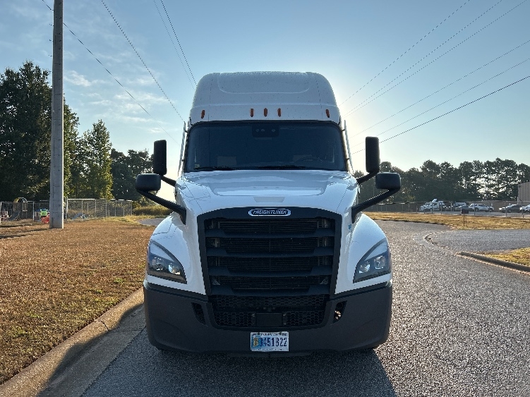 Used 2022 Freightliner Cascadia - photo 2