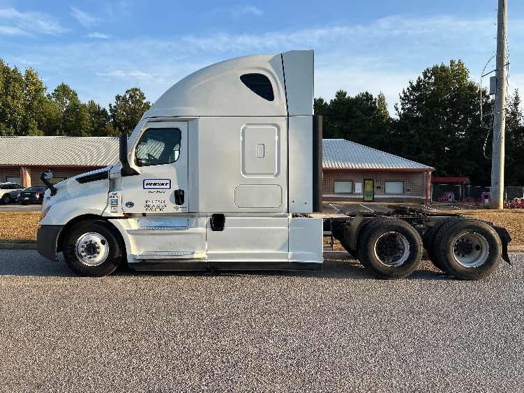 Used 2022 Freightliner Cascadia - photo 6