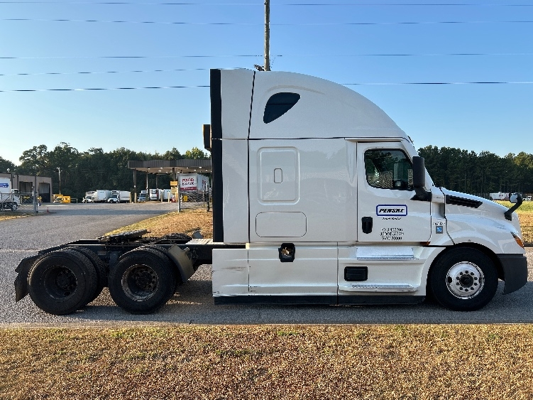 Used 2022 Freightliner Cascadia - photo 10