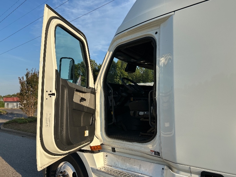 Used 2022 Freightliner Cascadia - photo 11