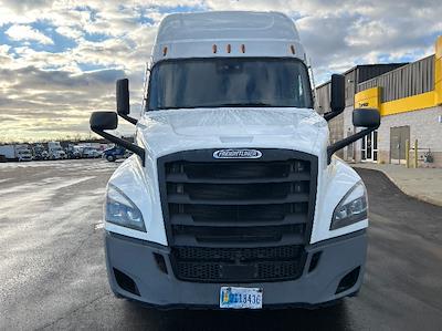 Used 2022 Freightliner Cascadia Detroit DD15AT Semi Truck with Sleeper Cab for sale #464170 - photo 2