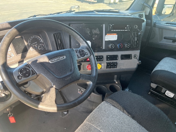 Used 2022 Freightliner Cascadia - photo 12