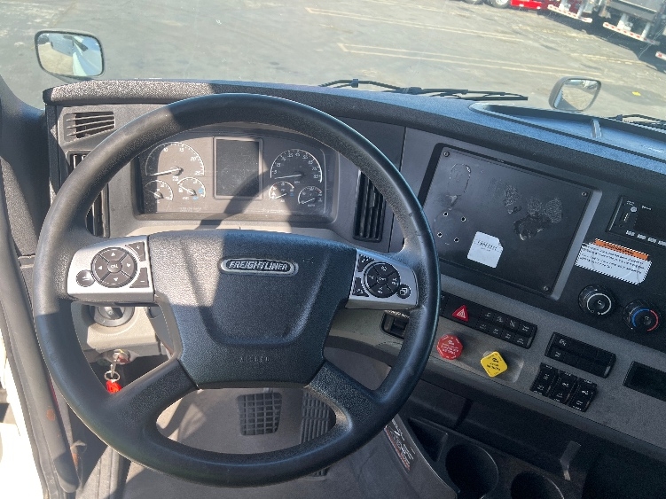 Used 2022 Freightliner Cascadia - photo 13