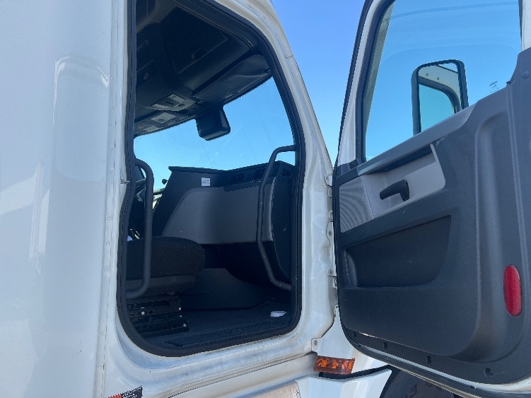 Used 2022 Freightliner Cascadia - photo 15