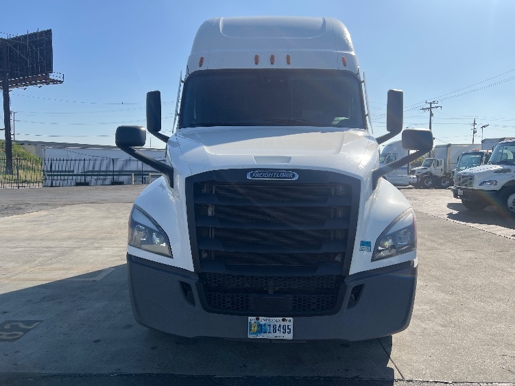 Used 2022 Freightliner Cascadia - photo 2
