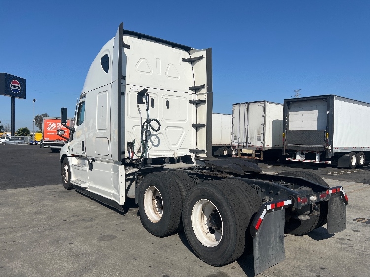 Used 2022 Freightliner Cascadia - photo 7