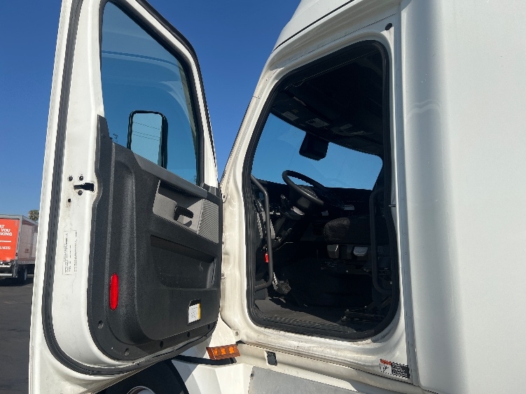 Used 2022 Freightliner Cascadia - photo 11