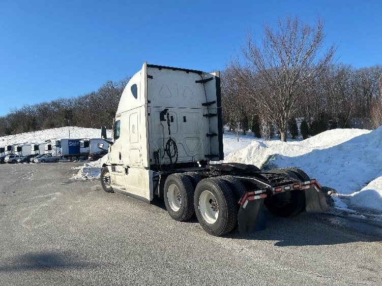 Used 2022 Freightliner Cascadia - photo 7