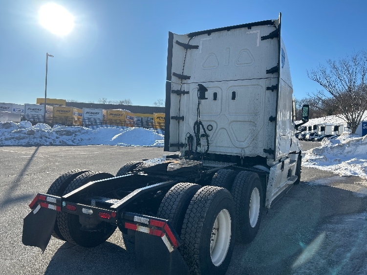 Used 2022 Freightliner Cascadia - photo 9