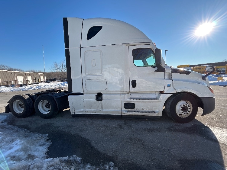 Used 2022 Freightliner Cascadia - photo 10