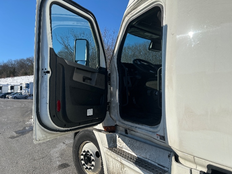 Used 2022 Freightliner Cascadia - photo 11
