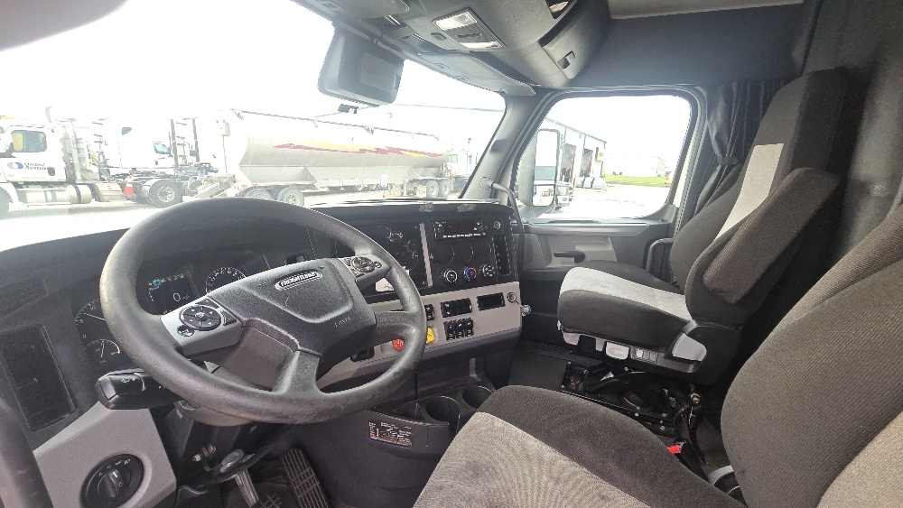 Used 2022 Freightliner Cascadia - photo 12