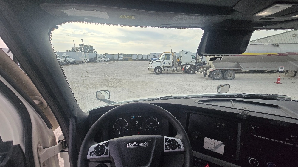 Used 2022 Freightliner Cascadia - photo 13