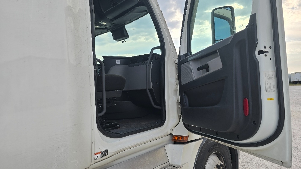 Used 2022 Freightliner Cascadia - photo 15