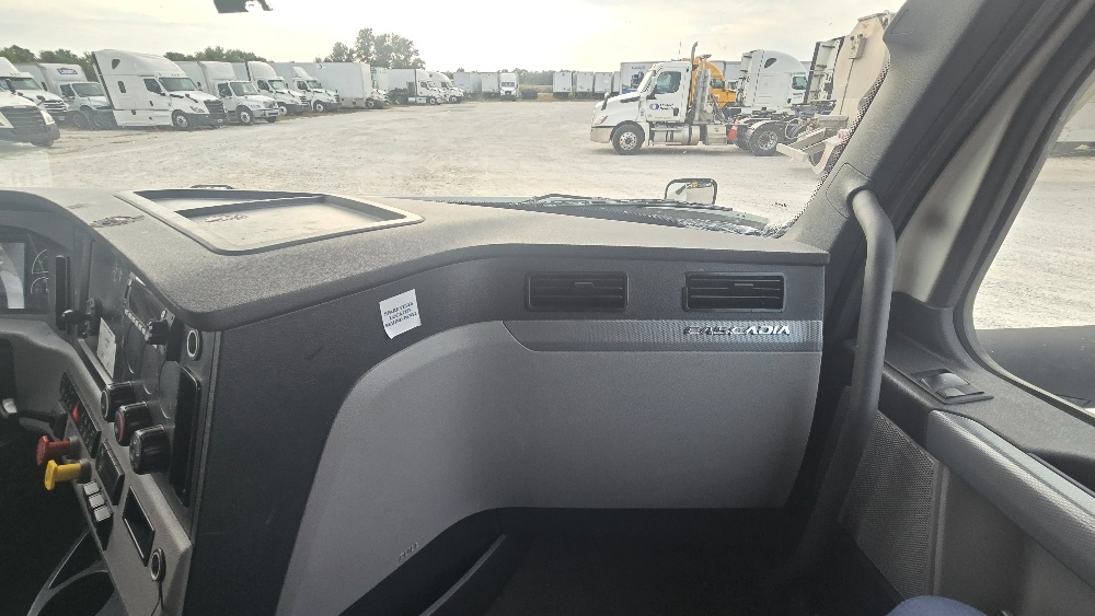 Used 2022 Freightliner Cascadia - photo 16