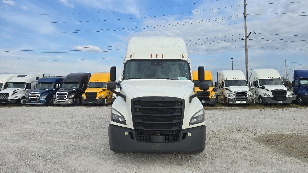 Used 2022 Freightliner Cascadia - photo 2