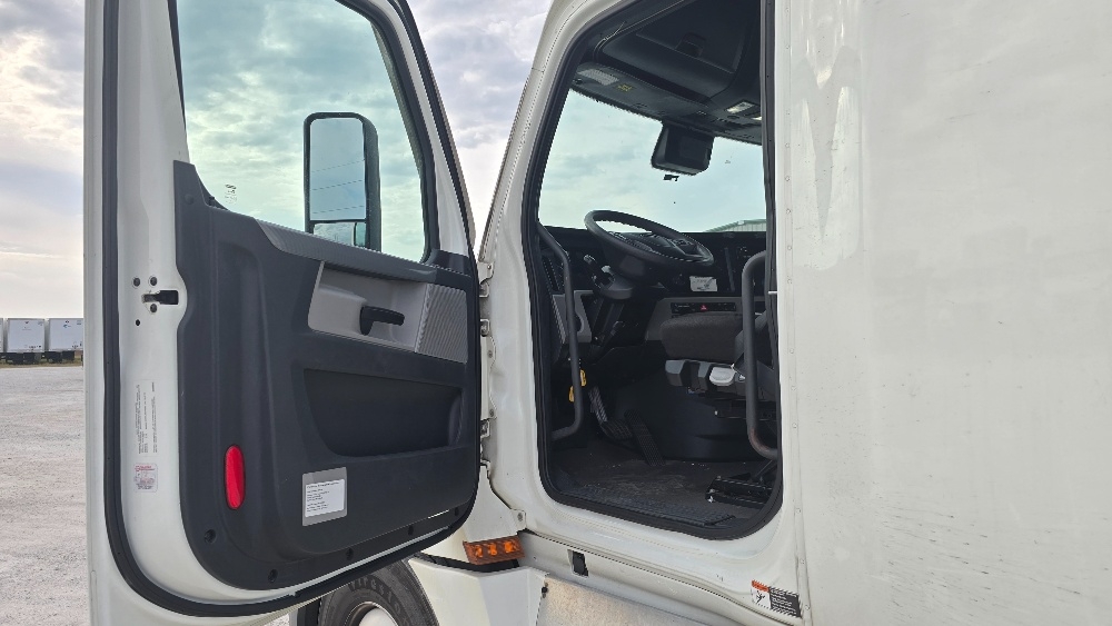 Used 2022 Freightliner Cascadia - photo 11