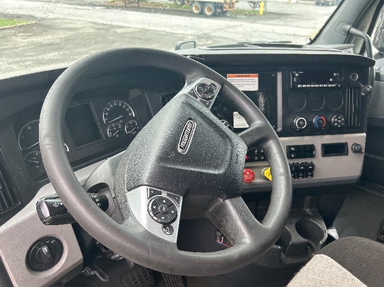 Used 2022 Freightliner Cascadia - photo 12