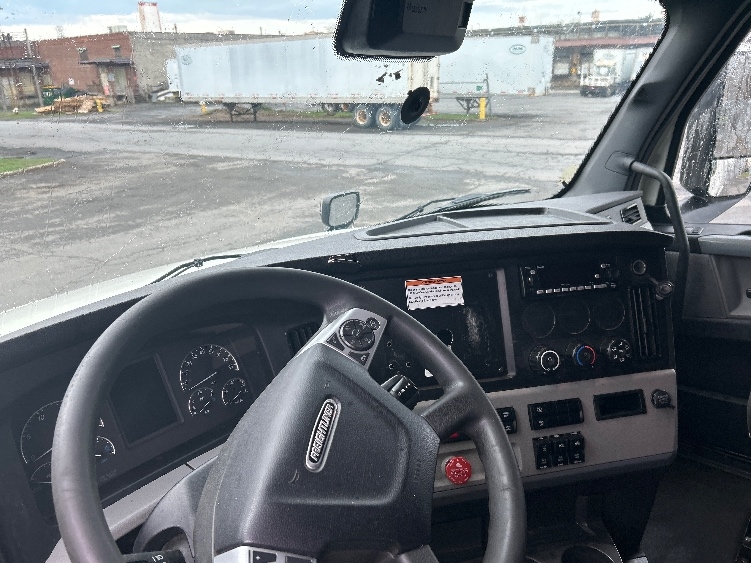 Used 2022 Freightliner Cascadia - photo 13