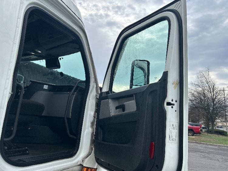 Used 2022 Freightliner Cascadia - photo 15