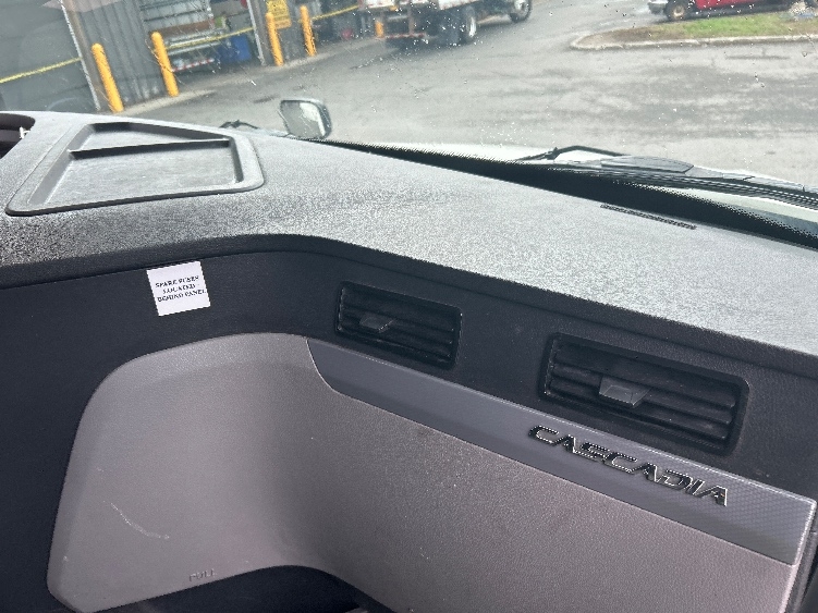 Used 2022 Freightliner Cascadia - photo 16