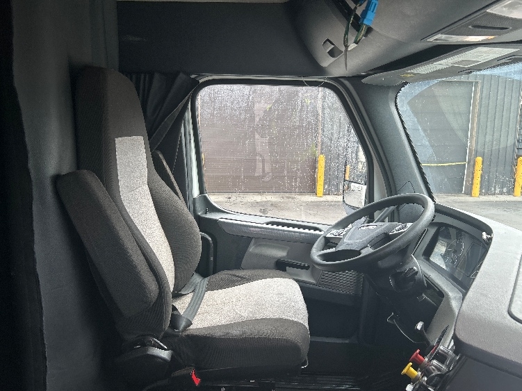 Used 2022 Freightliner Cascadia - photo 17