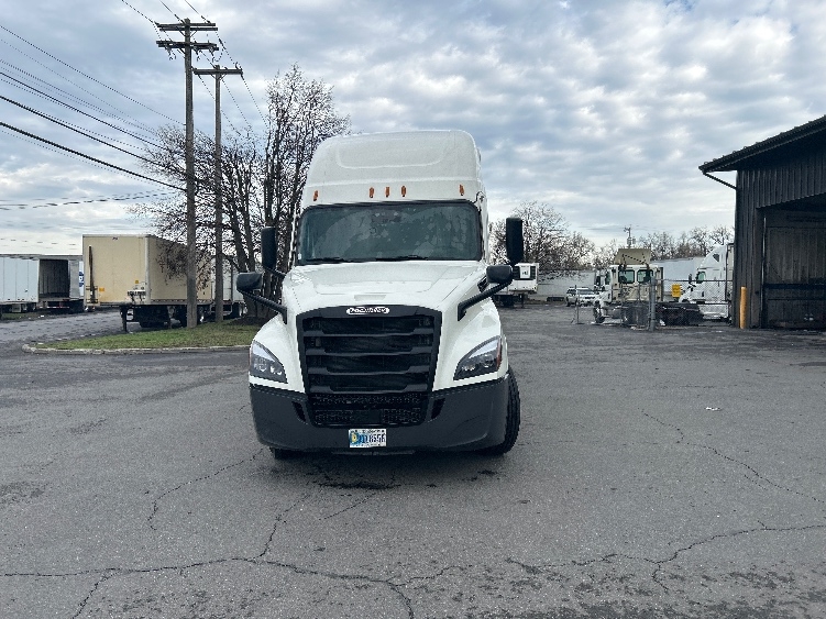 Used 2022 Freightliner Cascadia - photo 2