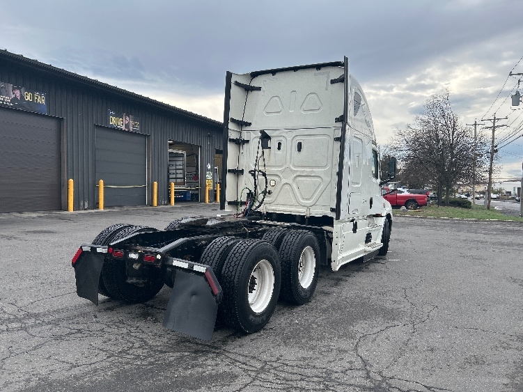 Used 2022 Freightliner Cascadia - photo 9