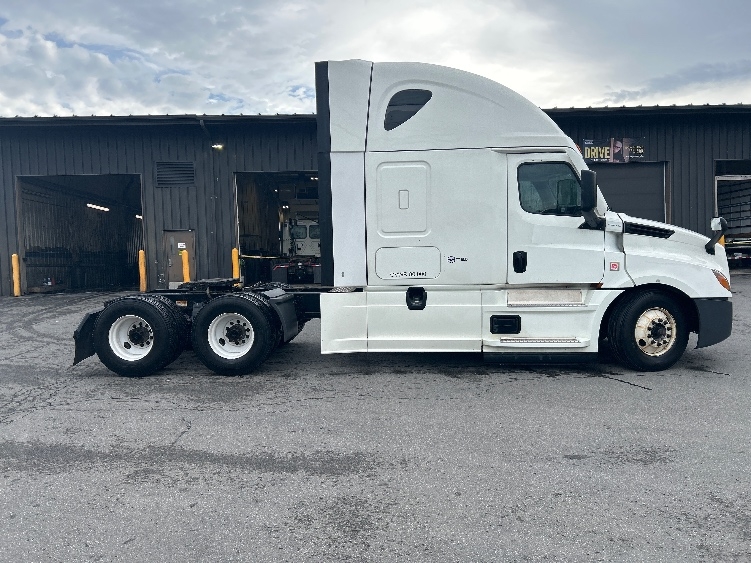 Used 2022 Freightliner Cascadia - photo 10