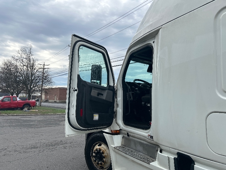 Used 2022 Freightliner Cascadia - photo 11