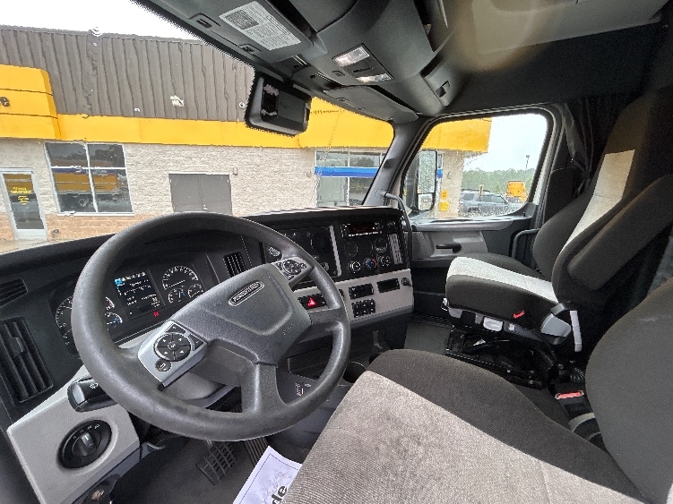 Used 2022 Freightliner Cascadia - photo 12