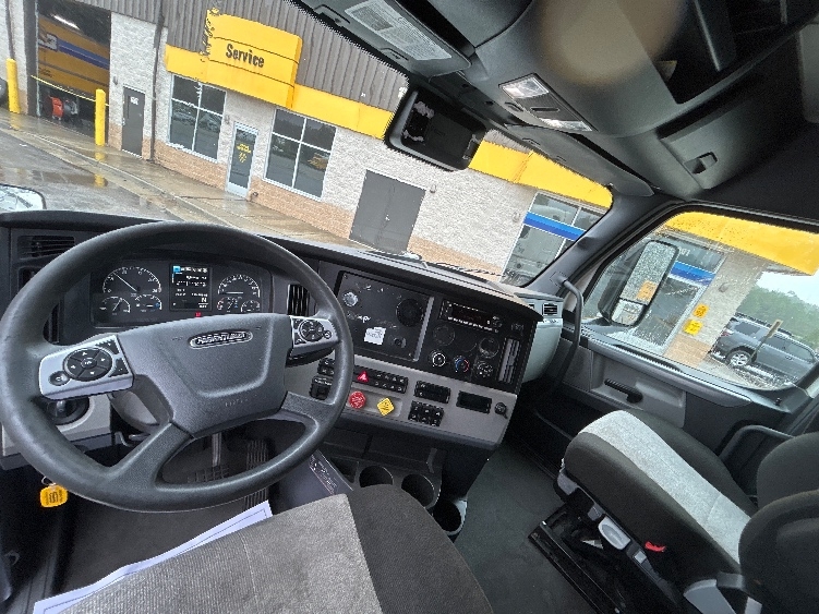 Used 2022 Freightliner Cascadia - photo 13