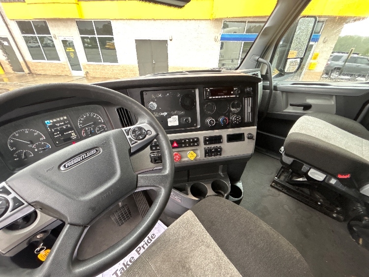 Used 2022 Freightliner Cascadia - photo 14
