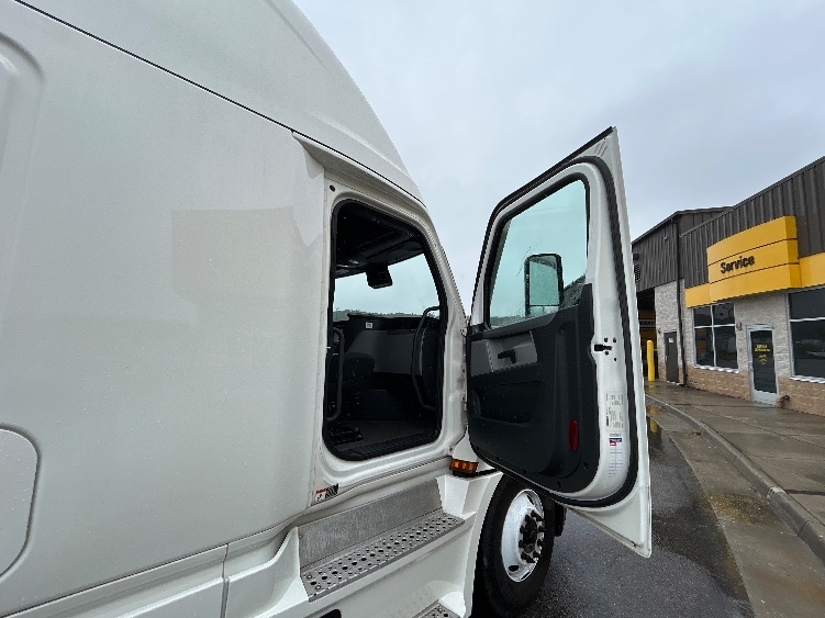 Used 2022 Freightliner Cascadia - photo 15