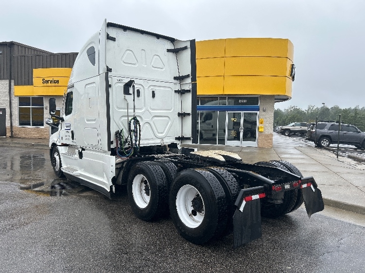 Used 2022 Freightliner Cascadia - photo 7