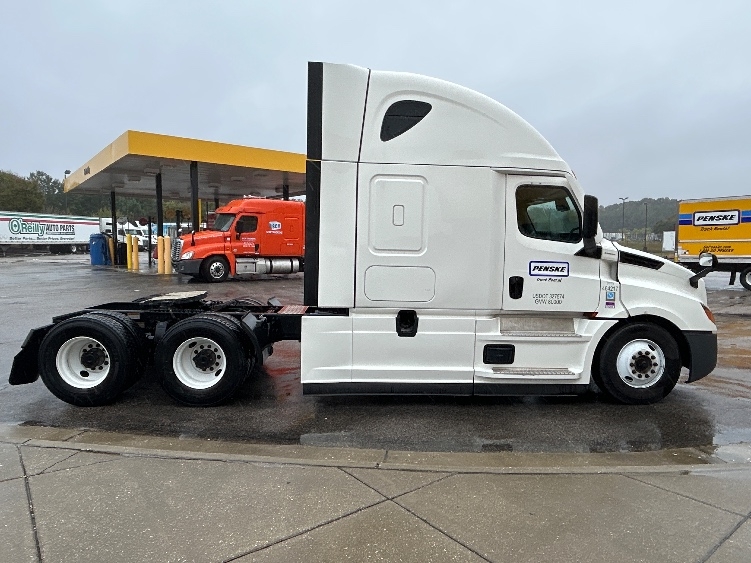 Used 2022 Freightliner Cascadia - photo 10