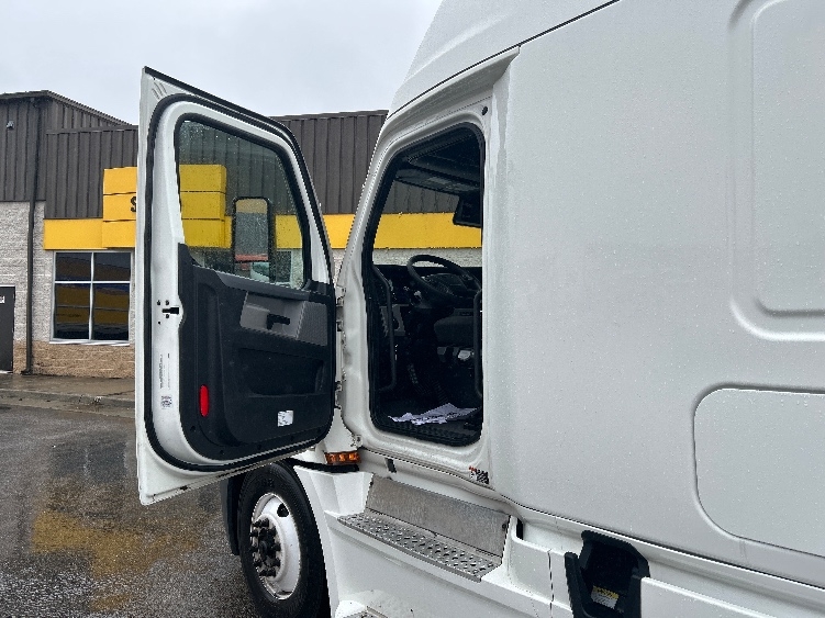 Used 2022 Freightliner Cascadia - photo 11