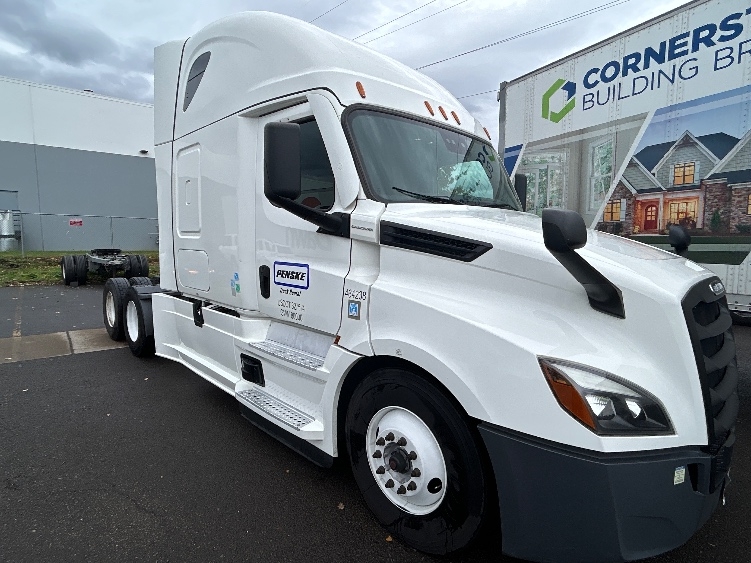 Used 2022 Freightliner Cascadia - photo 1