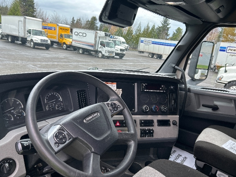 Used 2022 Freightliner Cascadia - photo 12