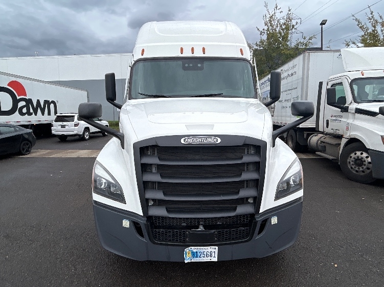 Used 2022 Freightliner Cascadia - photo 2